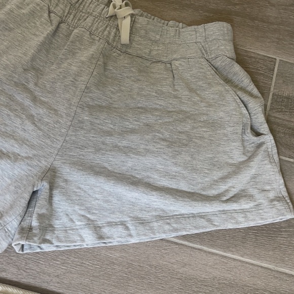Lululemon Mellow In high rise shorts size 6 - Picture 4 of 7